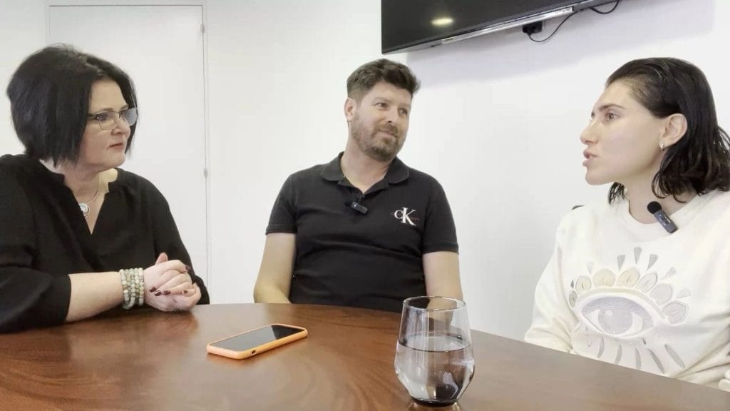 Θεραπεία υπερφόρτωσης - Προπόνηση υγείας και κλινική διατροφή - Markus Klotz με την κλινική μας διευθύντρια και διατροφολόγο Χρύσω Ζορμπά και την προπονήτρια υγείας Tanja Walser